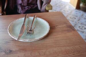 fourchette, couteau et une cercle forme assiette sur table photo