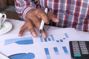 homme d'affaire en cours d'analyse travail sur Bureau bureau, Haut vue photo