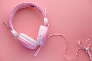 rose Couleur casque de musique sur rose Contexte photo