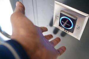 proche en haut de un sortie bouton sur une bois dur porte dans électrique bleu Police de caractère photo