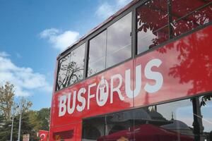 Istanbul dinde 12 mai 2023. rouge gros autobus double decker touristique tour bus.. photo