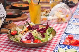 proche en haut bol de mixte des légumes salade photo