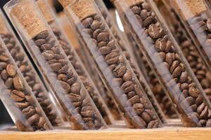 tester tubes rempli avec café des haricots sur en bois étagère photo