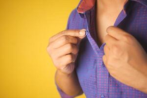 homme boutonnant sa chemise en gros plan photo