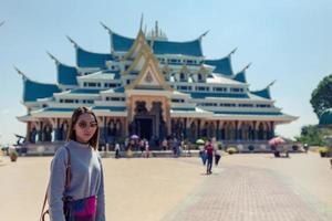 femme hipster voyageant dans le temple en thaïlande. photo