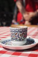 une tasse de turc café sur table photo