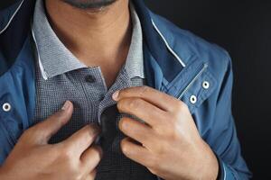 homme boutonnant sa chemise en gros plan photo