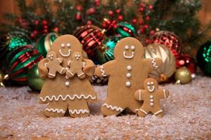 famille de pains d'épice avec 3 enfants en vacances sur fond de noël photo