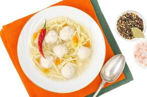 bouillon avec nouilles et boulettes de viande. photo