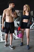 jeune couple en tenue de sport photo