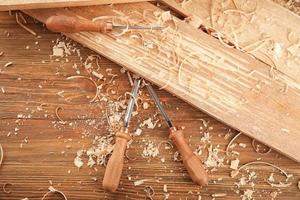 ciseaux, planches de bois et sciure de bois dans l'atelier de menuiserie photo