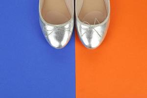 chaussures femmes élégantes sur fond de couleur