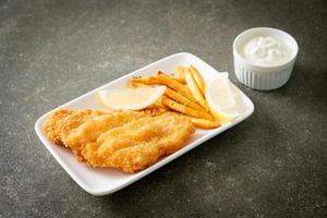 fish and chips - filet de poisson frit avec chips de pommes de terre photo