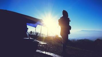 les femmes asiatiques voyagent se détendent pendant les vacances. camper sur la montagne. Thaïlande photo