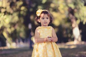 petite fille qui court et joue dans le parc photo