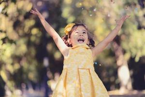 petite fille qui court et joue dans le parc photo