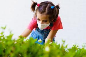 enfant fille portant un masque de protection contre le coronavirus pendant la pandémie de covid-19 photo