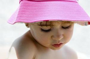 Potrait en gros plan d'une adorable petite fille portant un chapeau de soleil photo