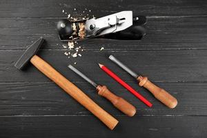 ensemble d'outils de menuisier sur fond de bois photo