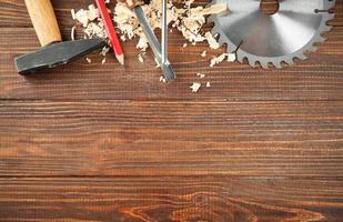 ensemble d'outils de menuisier sur fond de bois photo