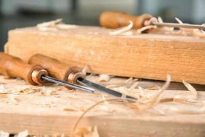 ciseaux, planches de bois et sciure de bois dans l'atelier de menuiserie photo