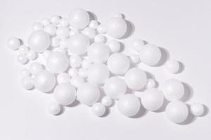 sphère en mousse blanche, tas de boules rondes 3 d