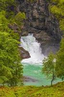 belle cascade holjafossen eau turquoise utladalen norvège plus beaux paysages. photo