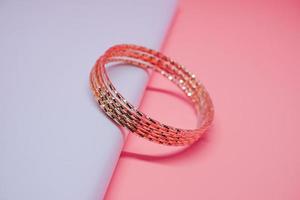photo de bracelet en or pour femme de luxe sur pêche