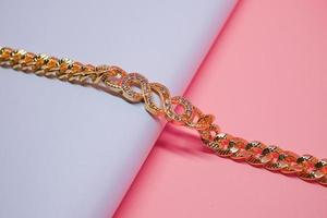 photo de bracelet en or pour femme avec des motifs ronds avec des bijoux étincelants