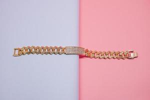 photo d'un bracelet en boîte décoré de pierres précieuses scintillantes