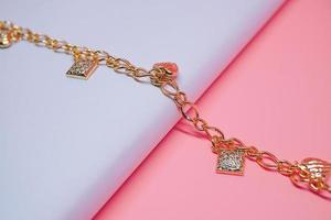 photo d'un bracelet pour femme avec un motif à carreaux et un motif d'amour sur fond rose