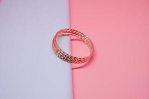 photo de bracelet en or pour femme de luxe sur pêche