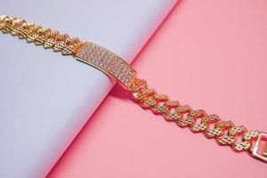 photo d'un bracelet en boîte décoré de pierres précieuses scintillantes