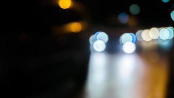 Flou d'arrière-plan des lumières de la ville avec une lumière colorée photo