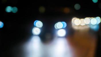Flou d'arrière-plan des lumières de la ville avec une lumière colorée photo