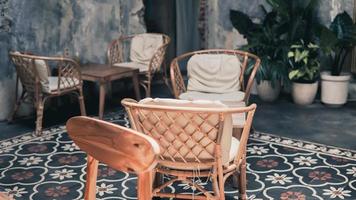 vieilles chaises et table photo