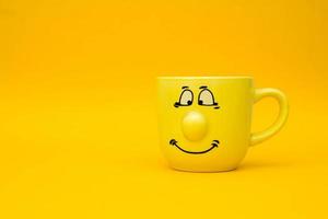 tasse en céramique jaune sur fond jaune photo
