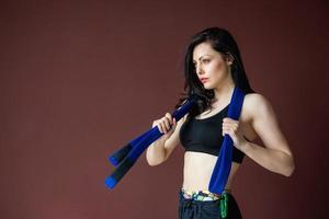 portrait belle femme athlétique avec ceinture bleue photo