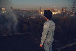 homme urbain avec chapeau dans le contexte de la ville photo