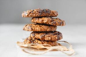 délicieux biscuits aux pépites de chocolat sur fond de tableau blanc photo