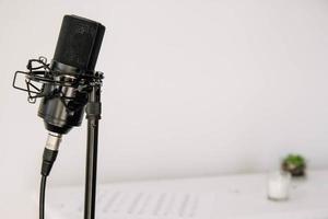 microphone de studio professionnel sur un trépied moderne photo