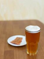 bière dans un verre sur la table et une assiette avec du poisson photo