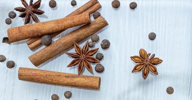 fond de cuisine, anis étoilé avec brioches à la cannelle et poivrons doux photo