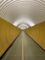 un passage souterrain de une moderne ville pendant le soir photo