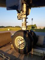 le chariot roues de une avion gros porteur photo