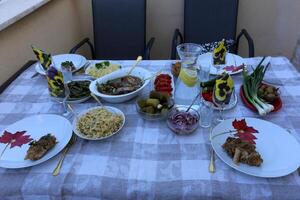 table dans une restaurant avec une variété de collations et aliments. photo