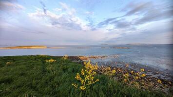 magnifique côtier le coucher du soleil paysage paysage de sauvage atlantique façon à fil d'argent plage, Galway, Irlande, la nature arrière-plan, fond d'écran photo