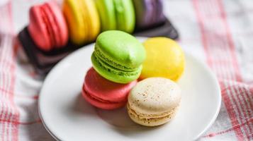 macarons colorés savoureux biscuit dessert sucré, macarons dessert petits gâteaux français photo