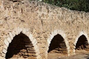 un ancien aqueduc pour approvisionnement l'eau à peuplé domaines. photo