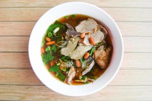 bol de soupe de nouilles style cuisine asiatique - soupe de nouilles au canard en thaïlande photo